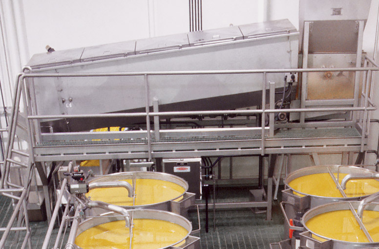 将煮熟和浸泡过的玉米从壳中分离，浸泡水