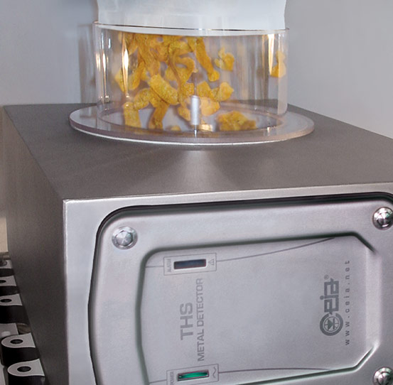 玉米片在装袋前自由落体通过金属探测器