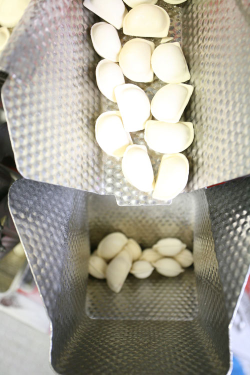 带饺子的多头秤料斗