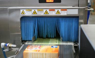 穿过Ishida X射线系统的包装谷物