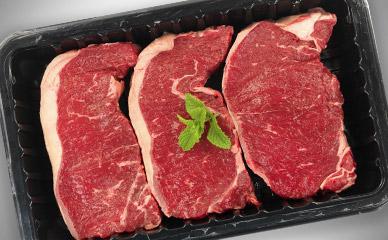 用肉、家禽或海鲜产品填充托盘或罐头